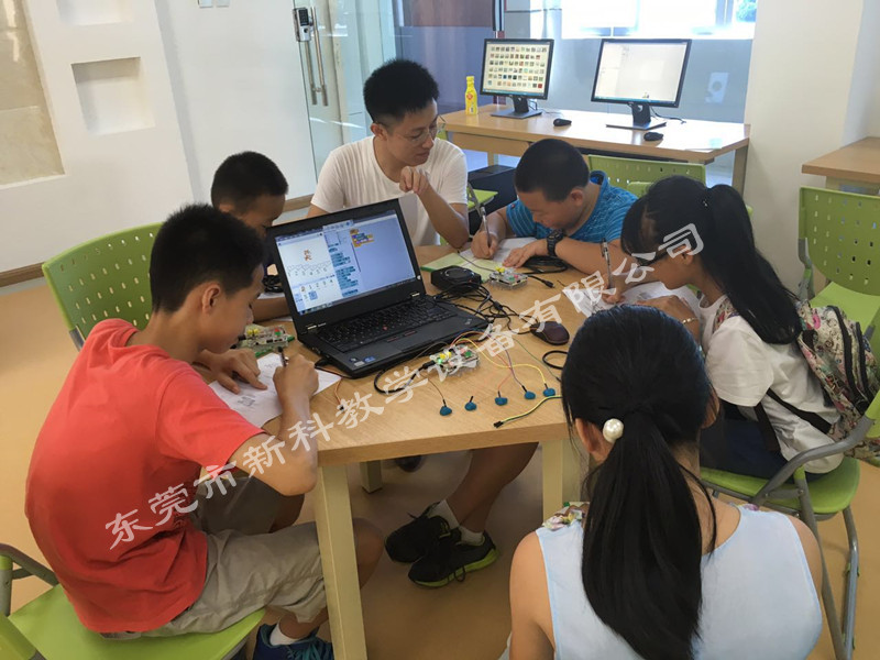 <a href='http://m.bzker.cn' target='1' style='font-size:14px; font-weight:bold; color:#0080ff;'>創客實驗室</a>